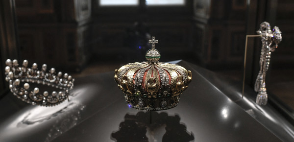 Habló la empleada del Louvre que encontró la corona robada en el piso: “No lo podía creer”