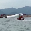 Un avión terminó en el mar tras chocar con un vehículo en el aeropuerto de Hong Kong: murieron dos operarios