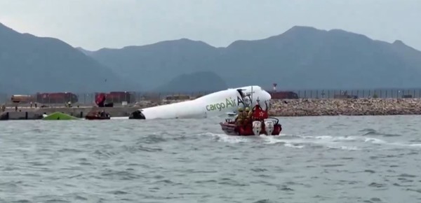Un avión terminó en el mar tras chocar con un vehículo en el aeropuerto de Hong Kong