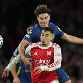 Arsenal aplastó al Atlético Madrid y Julián Álvarez sigue con su racha negativa