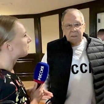 Qué significa la sigla de la polémica remera con la que el canciller ruso llegó a Alaska