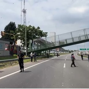 Se cayó parte de un puente peatonal sobre la General Paz: caos de tránsito