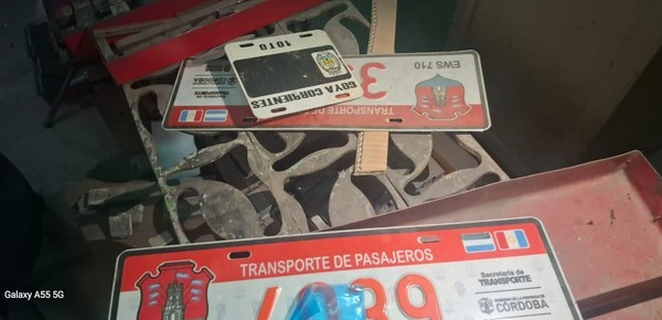 Cayó una banda que fabricaba patentes truchas y las vendía por Marketplace