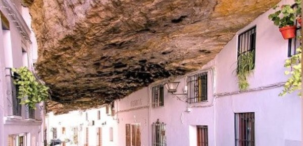 El increíble pueblo de España que está incrustado en una roca